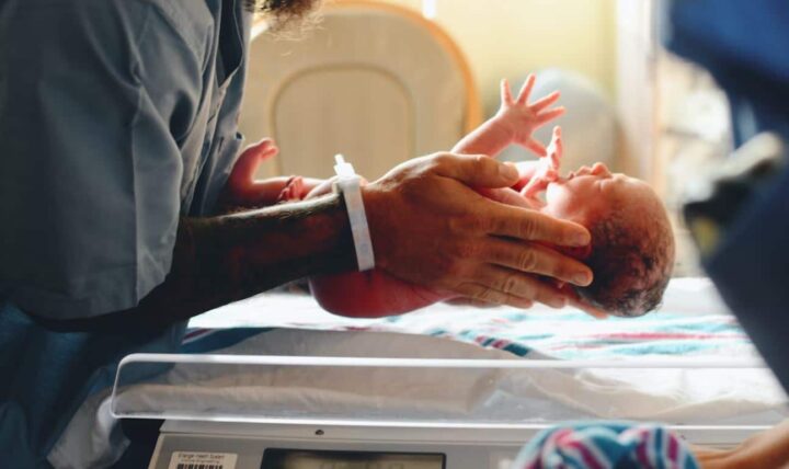 Nacimientos prematuros: por qué es tan importante el contacto del bebé con sus padres y cómo influye en su recuperación